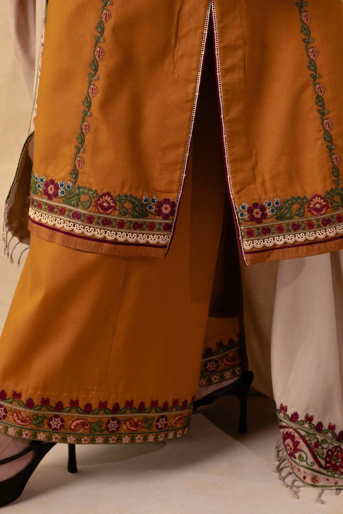 ZARA SHAH JAHAN-3PC DHANAK EMBROIDERED SHIRT WITH DHANAK EMBROIDERED SHAWL AND EMB TROUSER -DPC-4009